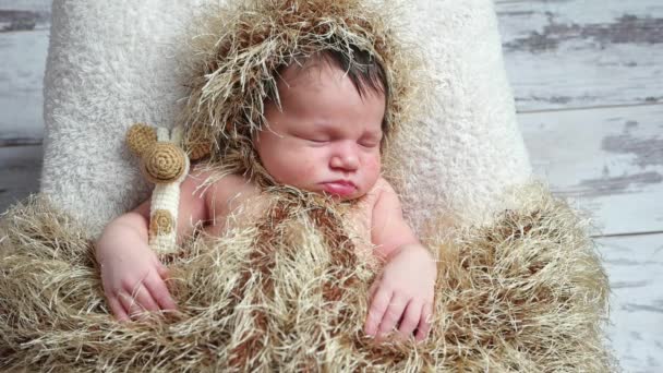Slapende baby knuffelen zijn favoriete speeltje — Stockvideo