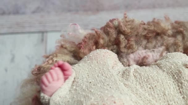Barefoot kind rusten op een deken — Stockvideo