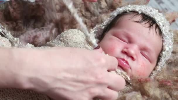 Мама укладывает новорожденного спать — стоковое видео