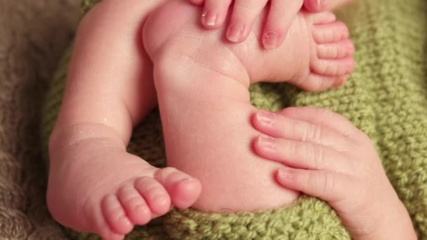 Feet and fingers of baby in suit — Stock Video