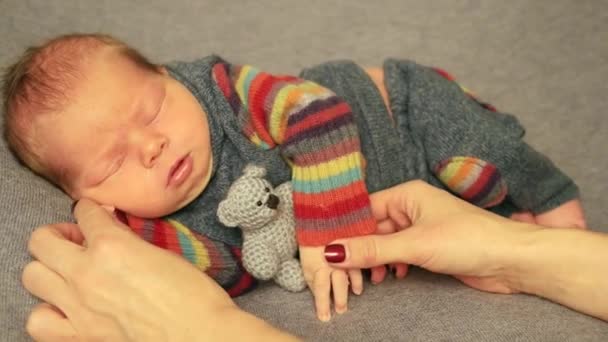 Kind wirft und dreht sich im Schlaf — Stockvideo