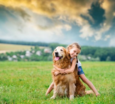 Golden Retriever 'lı küçük kız