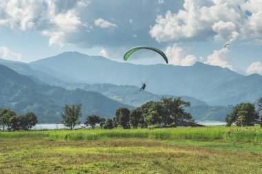 Yamaçparaşütü sinekler üzerinde bir çayır, Pokhara, Nepal