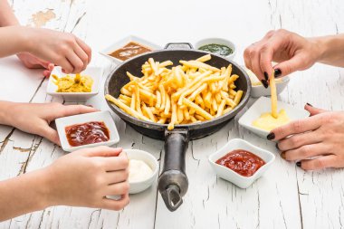 Patates kızartması yemek en iyi görünüm için sahip aile