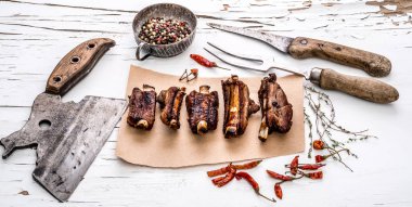 Beyaz masa üzerinde domuz kaburga