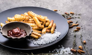 Karanlık plaka üzerinde Fransız patates