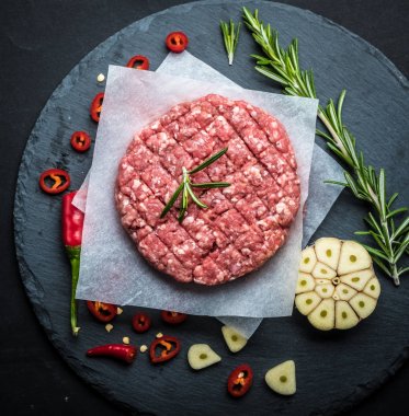 Ham burger sığır patty taş zemin üzerine