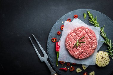Ham hamburger köftesi otlar ve spicies ile
