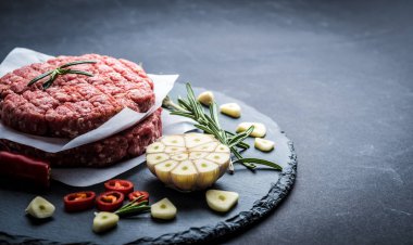 Kara sığır eti biftek burger için