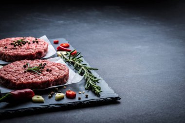 Çiğ et burger pirzola malzemeler ile