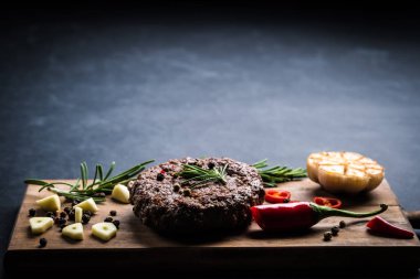 Sığır eti burger pirzola otlar ve baharatlar ile