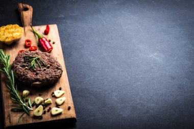 Sığır eti burger pirzola otlar ve baharatlar ile