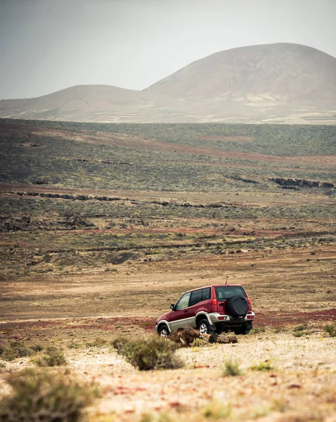 Off-road bil mot bergen — Stockfoto