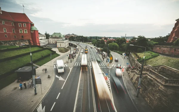 Transport na ruchliwej ulicy w Warszawie — Zdjęcie stockowe