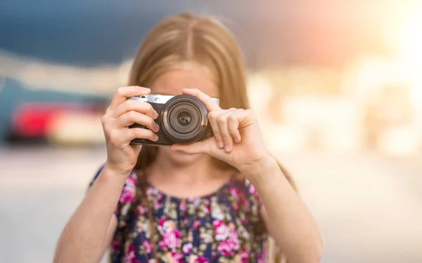 Kis lány kamerával — Stock Fotó