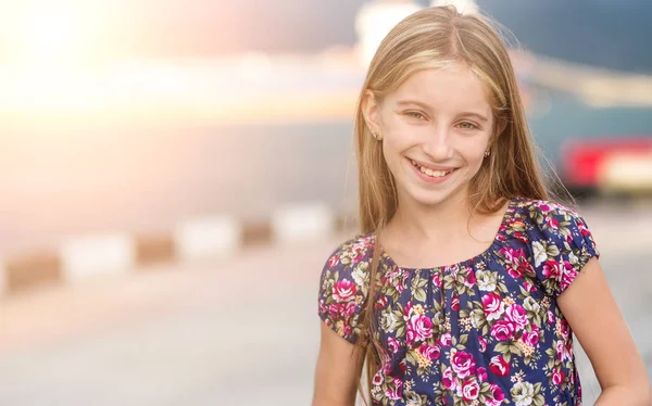 Retrato de niña sonriente —  Fotos de Stock