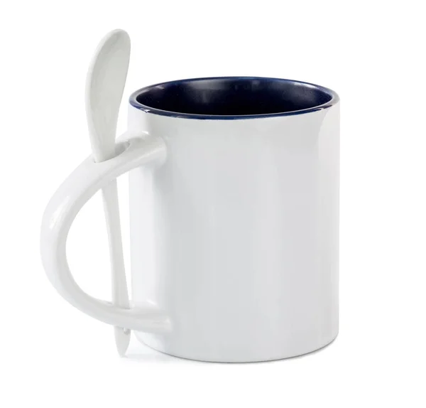 Біла чашка з чайною ложкою ізольована на білому тлі — стокове фото