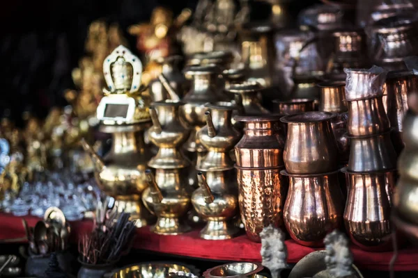 Mosazné nádobí obchod, trh Káthmándú, Nepál — Stock fotografie