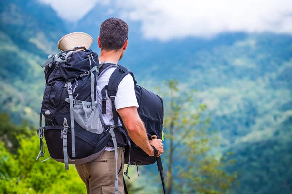 Turist med ryggsäckar njuter utsikten på Annapurna spår — Stockfoto