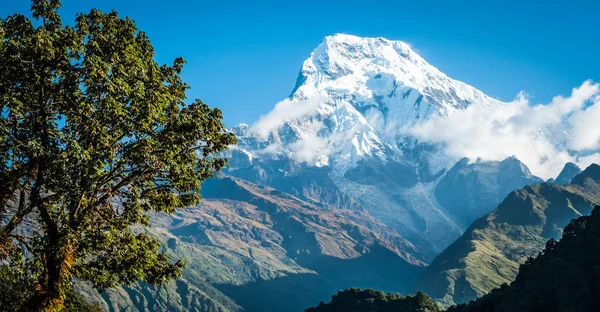 Pico de montaña contra el cielo azul en Annapurna — Foto de Stock