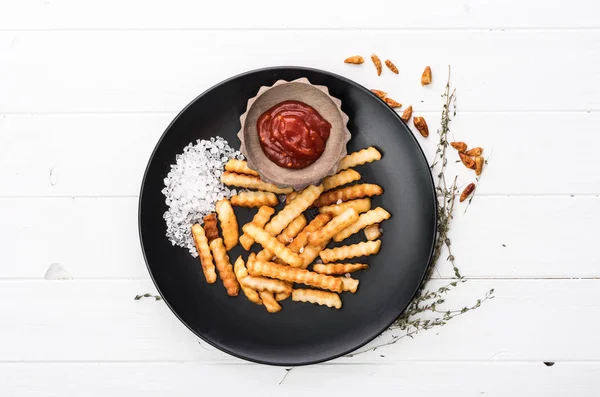 Assiette de pommes de terre françaises avec ketchup et sel de mer vue de dessus — Photo