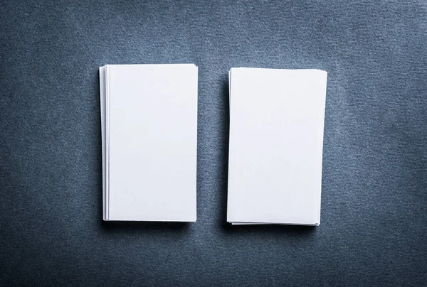 Montones de tarjetas de visita de papel en blanco sobre fondo gris — Foto de Stock
