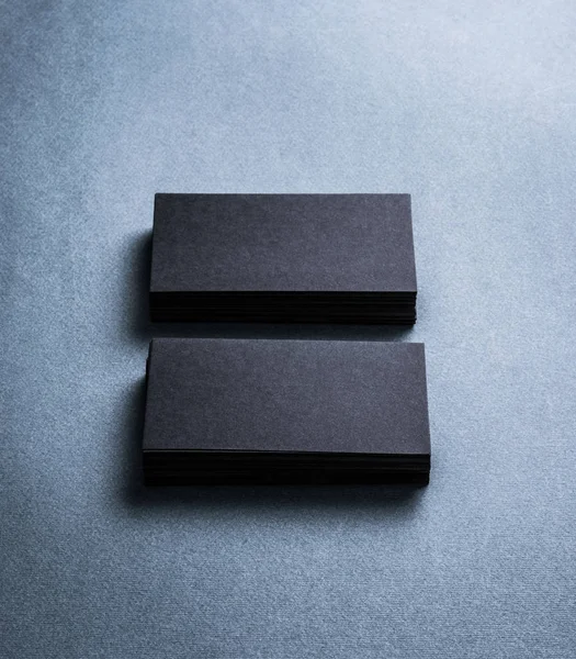 Пачки черных пустых визиток — стоковое фото