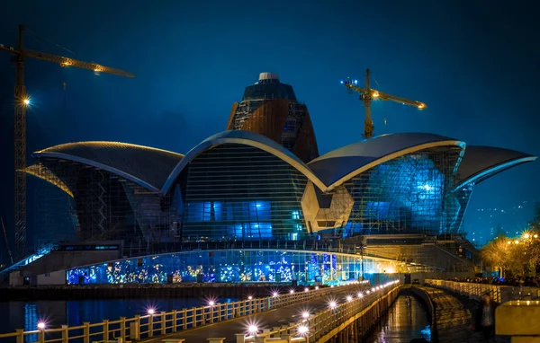 Het gebouw van de Kaspische Waterfront Mall Bakoe 's nachts — Stockfoto