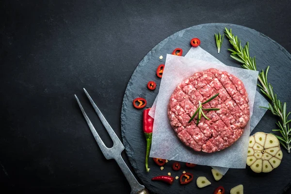 Ham hamburger köftesi otlar ve spicies ile — Stok fotoğraf