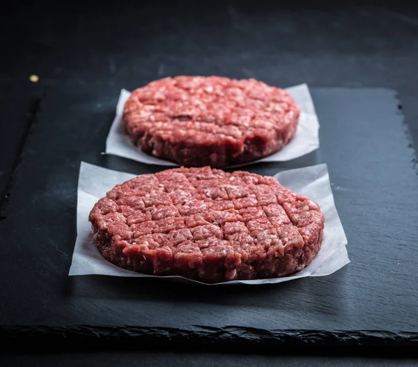 Costeletas de carne crua para hambúrguer — Fotografia de Stock