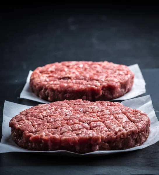 Côtelettes de bœuf crues pour hamburger — Photo