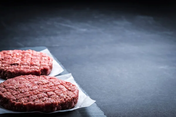 Costeletas de carne crua para hambúrguer — Fotografia de Stock