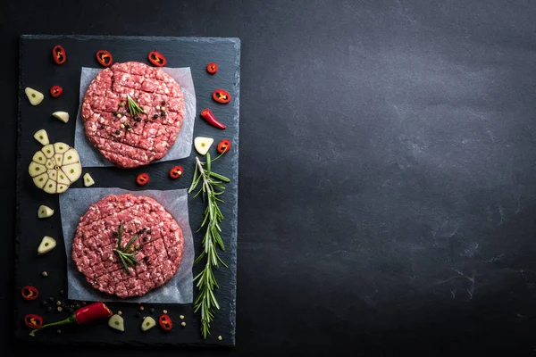 Vue du dessus des côtelettes de hamburger crues aux épices — Photo