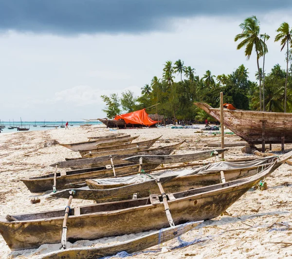 Tradiční africké rybářské lodě na pláži — Stock fotografie