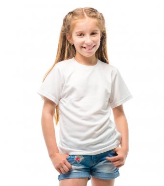 Beyaz arka plan üzerinde beyaz T-shirt, küçük kız