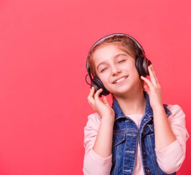 Genç kız kapalı gözler ile müzik dinlemek