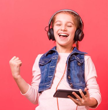 Genç kız rahatlatıcı müzik dinlerken