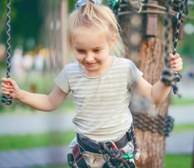 Genç kız ip Park menteşeli iz devam ediyor.