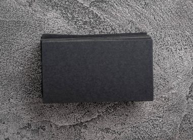 Siyah kartvizit yığınları