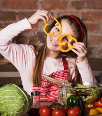 Dilimlenmiş biber ile küçük kız