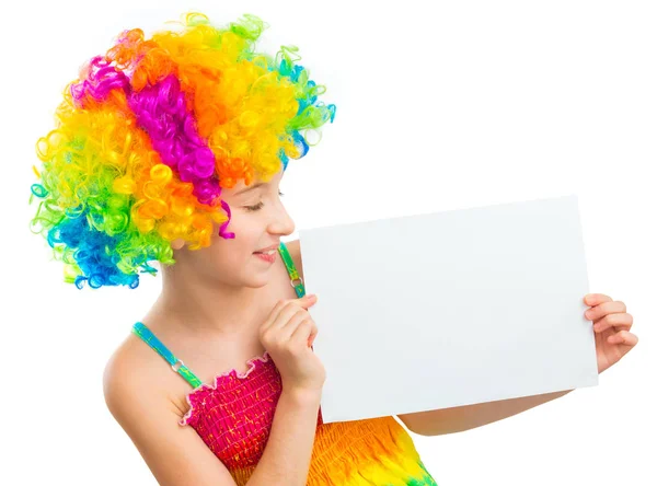 Menina jovem em peruca de palhaço com folha branca de papel — Fotografia de Stock