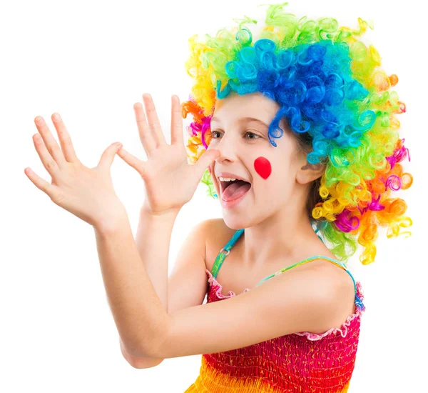 Dziewczynka w peruce klauna wygłupiać — Zdjęcie stockowe
