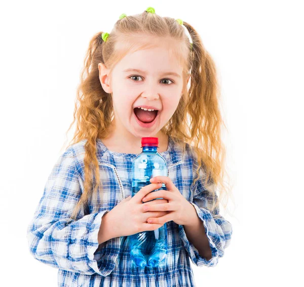 Дитяча дівчинка посміхається з пляшкою води в руках — стокове фото
