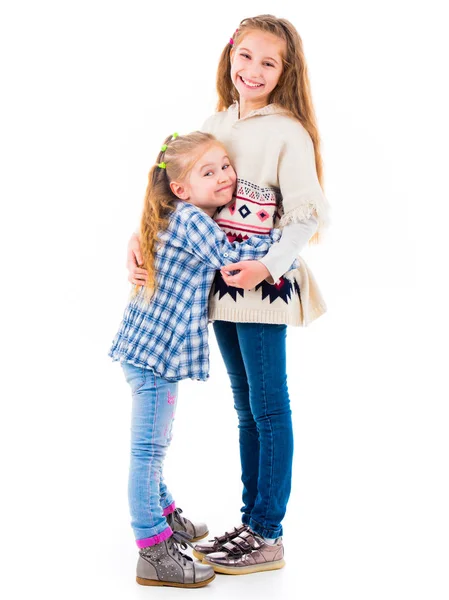 Duas meninas irmãs em roupas casuais abraçando — Fotografia de Stock