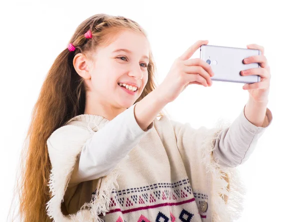 Liten flicka gör selfie med sin mobiltelefon — Stockfoto