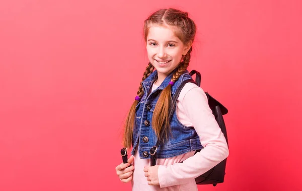 Menina adolescente com mochila de couro preto — Fotografia de Stock
