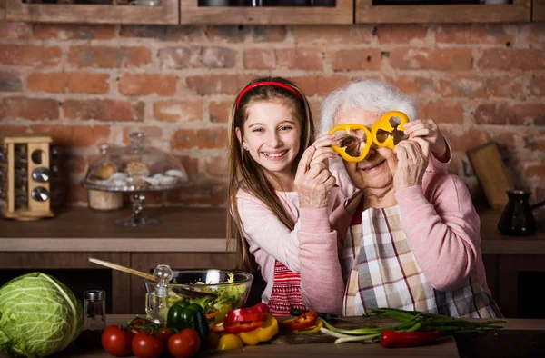 Vnučka s babička baví — Stock fotografie