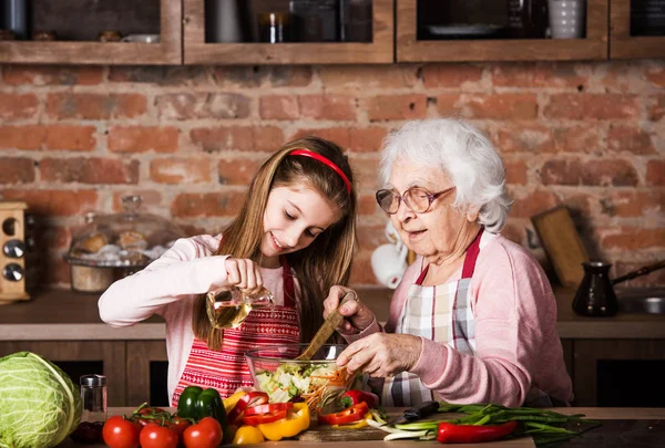 Mormor och barnbarn lagar mat tillsammans — Stockfoto