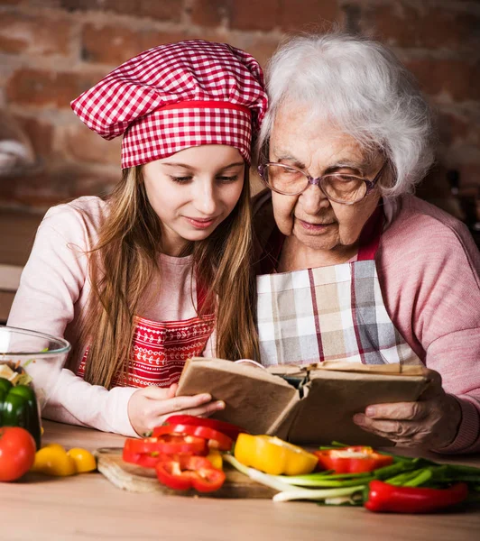 Sondotter läsning receptbok med mormor — Stockfoto