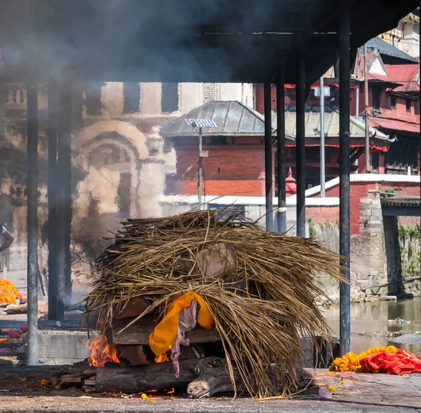 Pashupatinath храм cremations на березі річки Bagmati — стокове фото